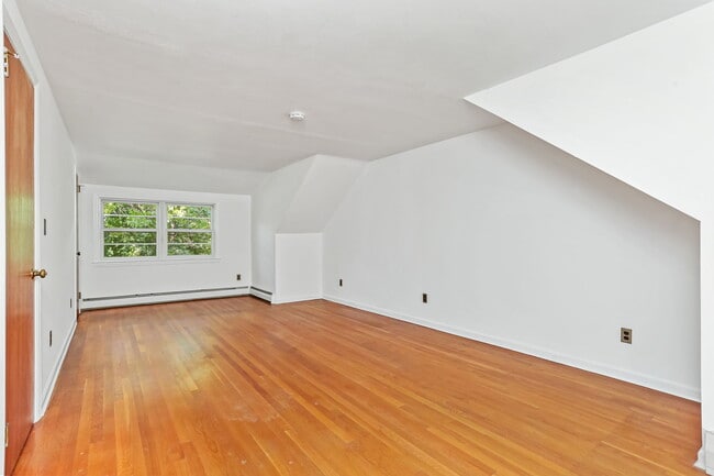 Building Photo - 38 Maplewood Dr
