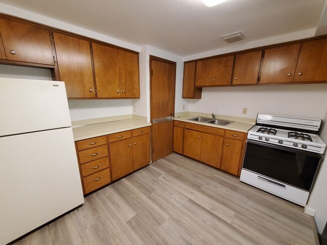 Interior Photo - Walnut St 2115