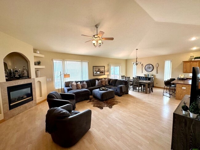 Building Photo - 6 BED | 3 BATH | TRIPLE GARAGE | RED ROCK ESTATES