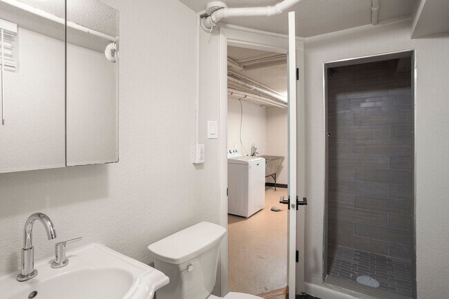 Building Photo - Recently Updated 4-Bedroom Near DU – Utilities Included + Garage Available