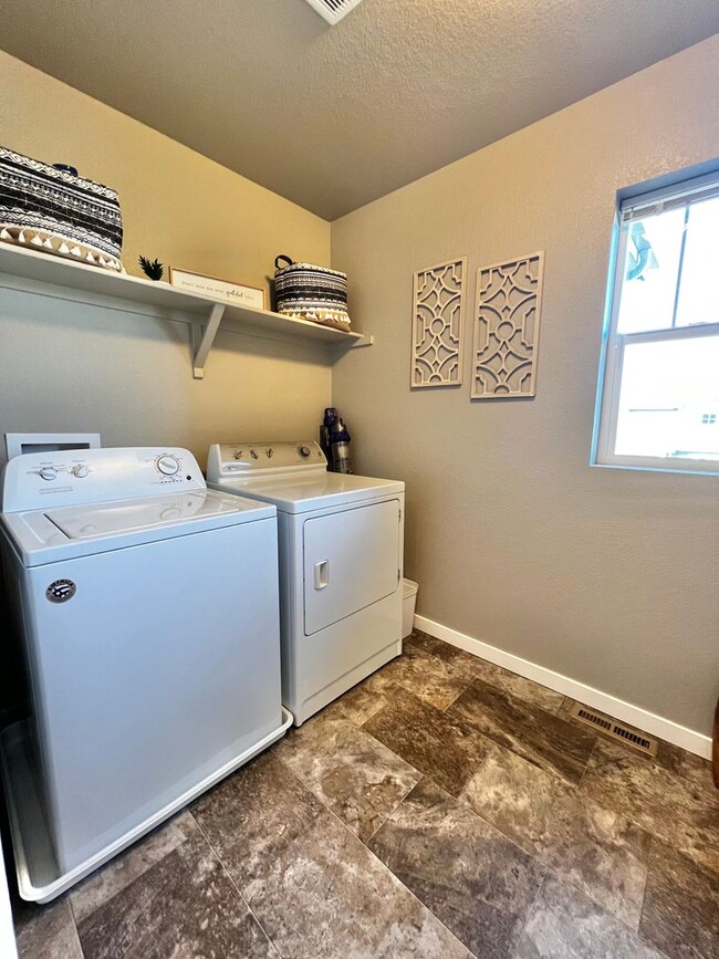 Building Photo - Modern 3 Bed, 2.5 Bath House in North Fort Collins! Available ASAP!