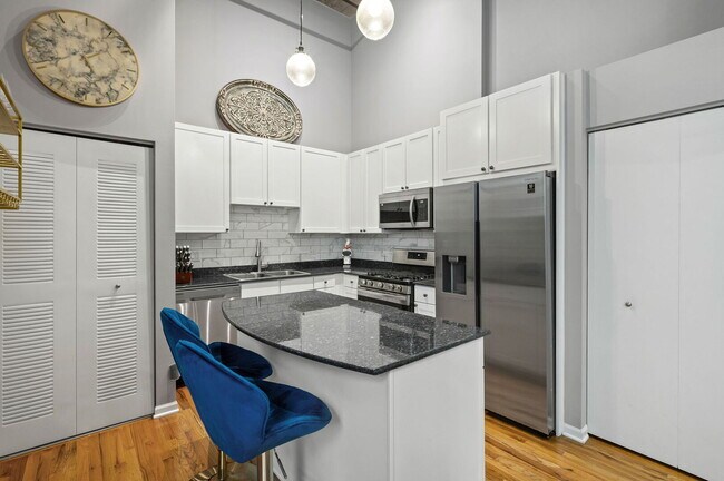 Building Photo - 758 N Larrabee St