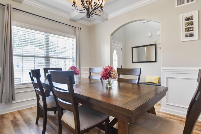 Building Photo - Pet Friendly Four Bedroom!