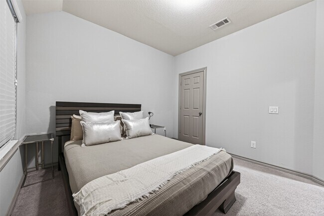 Building Photo - 6 Log House Ct