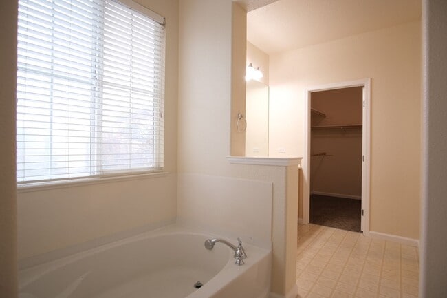 Building Photo - Charming 4-bedroom, 2.5-bathroom home