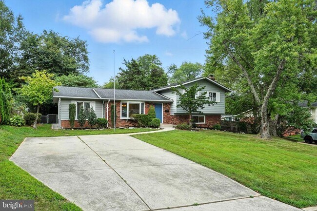 Building Photo - 5011 Roslyn Rd