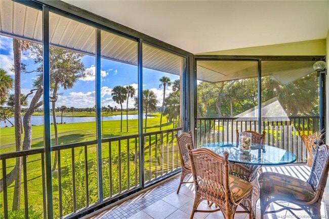 Building Photo - 233 NE Edgewater Dr