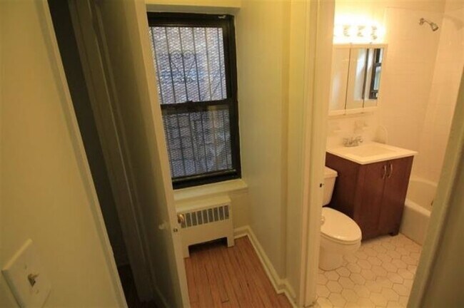 Building Photo - 295 York St