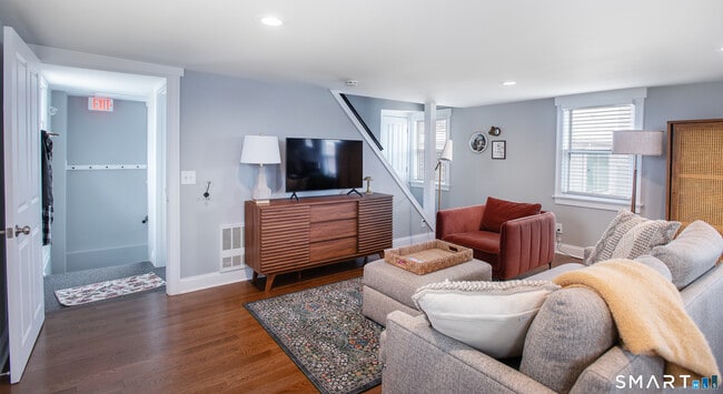 Building Photo - 421 Main St