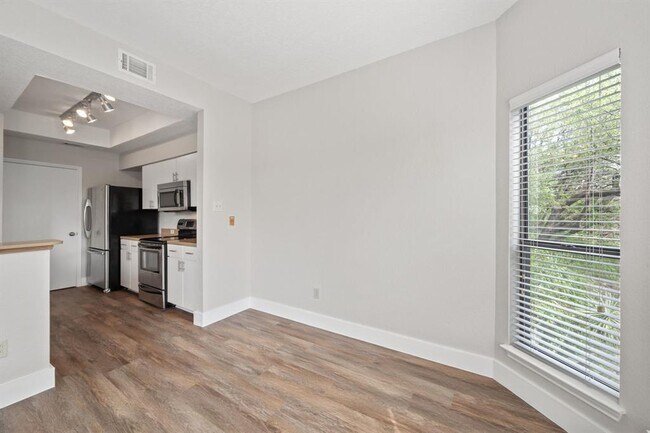 Building Photo - 4711 Spicewood Springs Rd