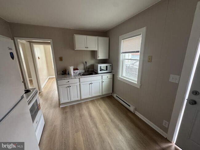 Building Photo - 112 Academy Ave