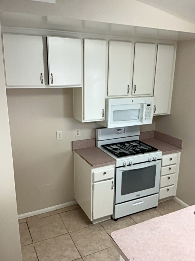 Building Photo - Charming 3 Bed/2 Bath Single-Story Home In...