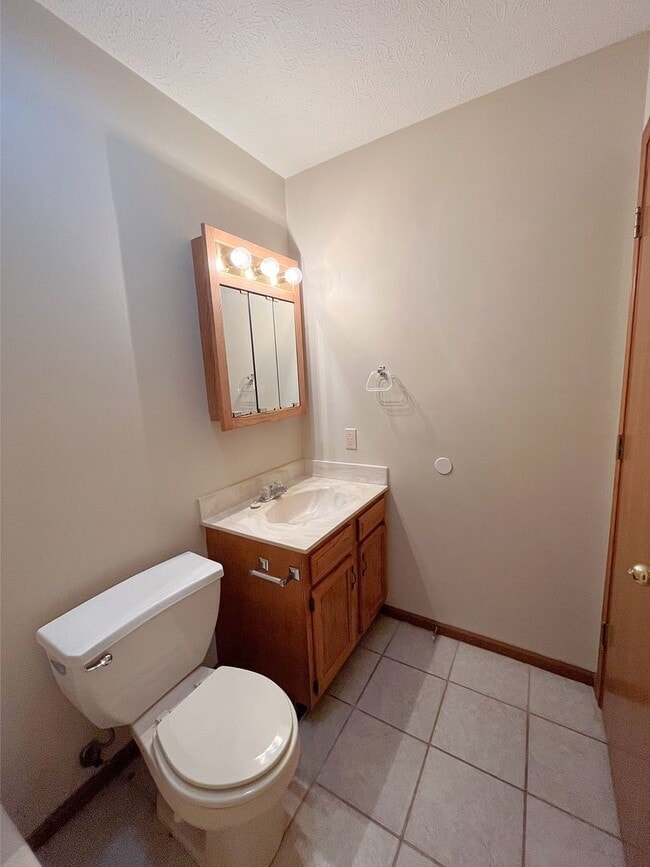 Building Photo - Large 2 Bedroom Condo