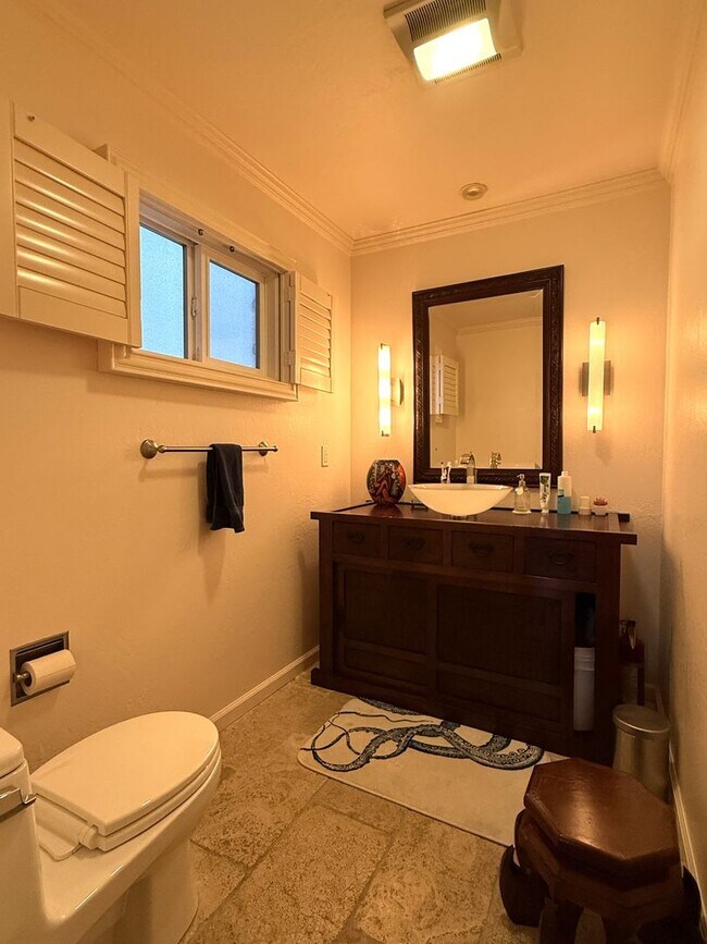 Building Photo - 4 bed, 2.5 bath top floor corner unit cond...