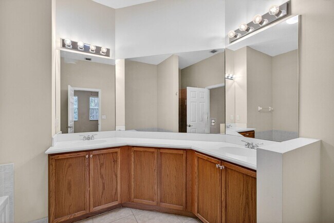 Building Photo - 4991 Bonsai Cir