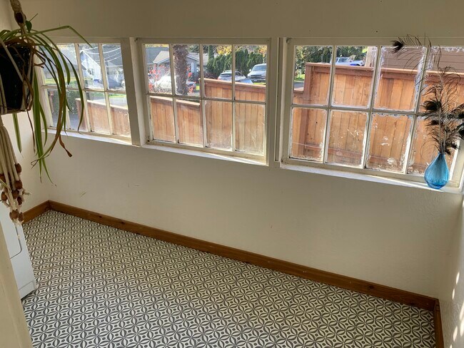 Building Photo - 5105 SE Rex Dr