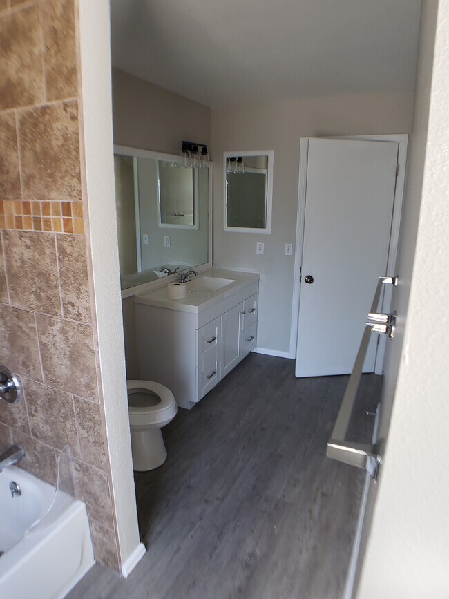 Main bath - 16547 E Harvard Ave