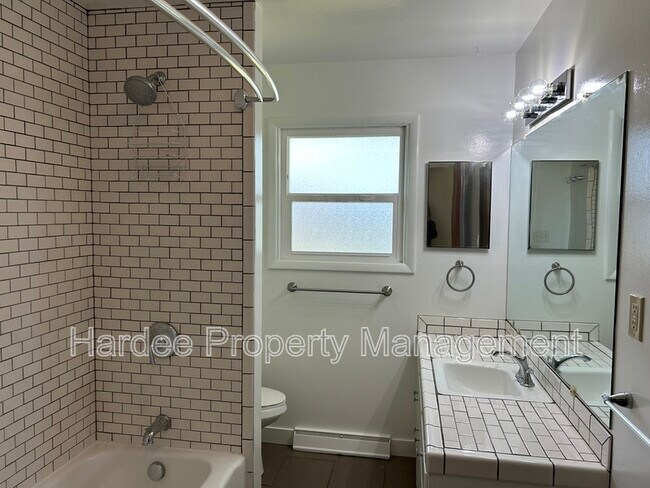 Building Photo - 1835 Broadmoor Dr