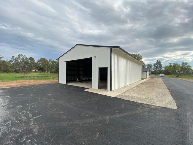Building Photo - Fully Renovated Home on 5 Acres