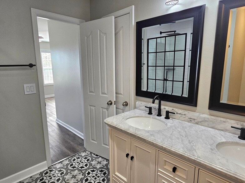 Master Suite 1 Bath - Dual sinks + linen closet - 5817 Fox Point Cir