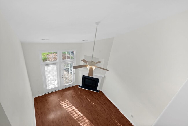 Building Photo - Beautiful 3 Bedroom 2.5 Bathroom Townhome ...