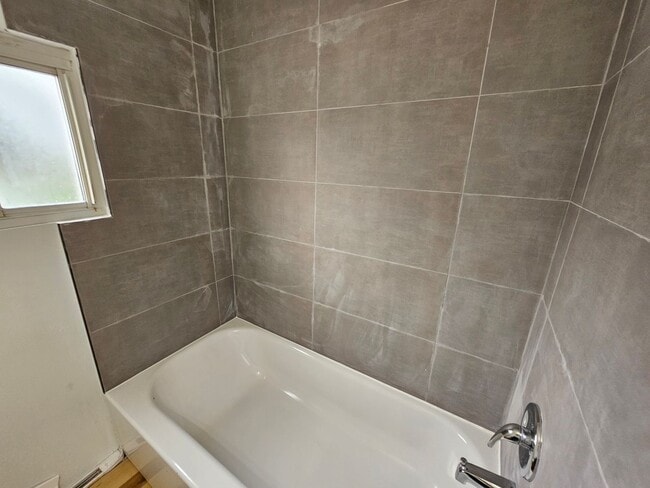 Building Photo - Fully Updated 4 bedroom 1 bathroom