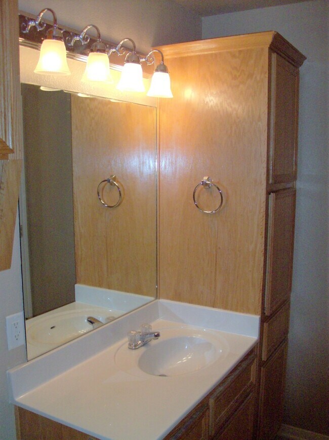 Building Photo - Charming Duplex with Great Features & Loca...