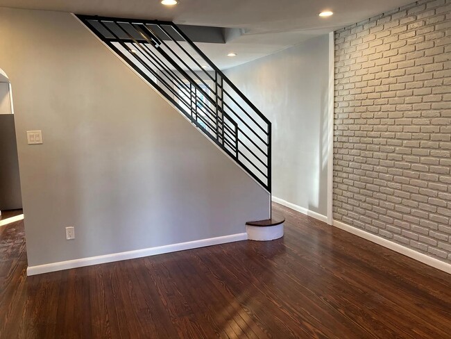 Building Photo - 28 Locust St