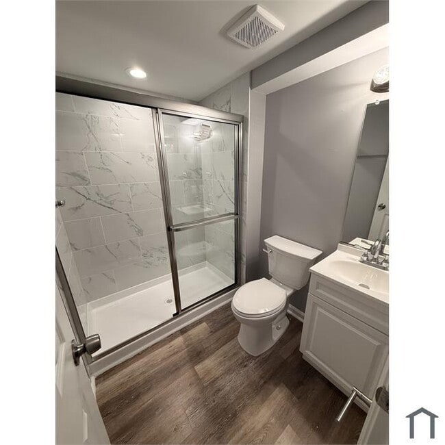 Building Photo - 3 bedroom with Parking