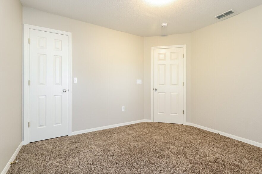 Building Photo - 5800 Driftwood Dr