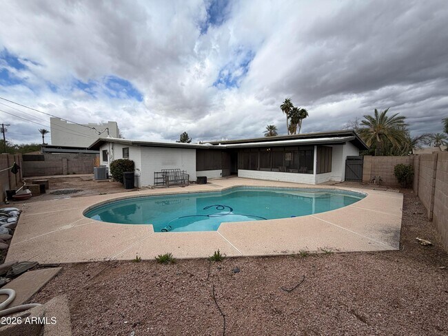 Building Photo - 717 E Granada Dr