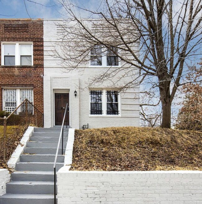 Primary Photo - 401 Newcomb St SE