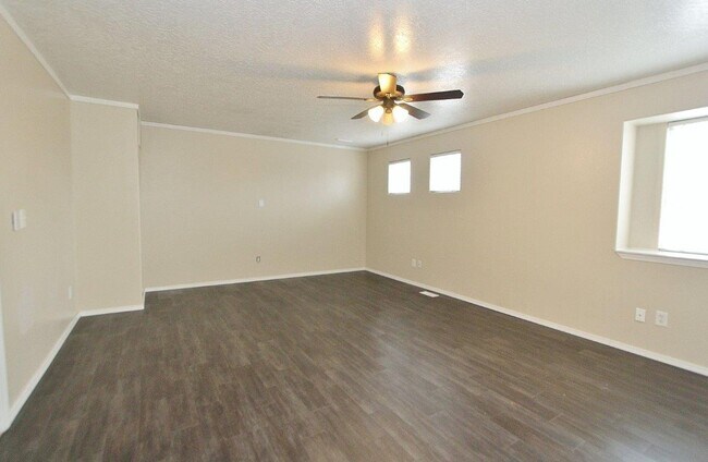 Building Photo - Spacious Home in Quiet Neighborhood