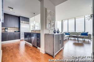 Building Photo - 610 E Market St