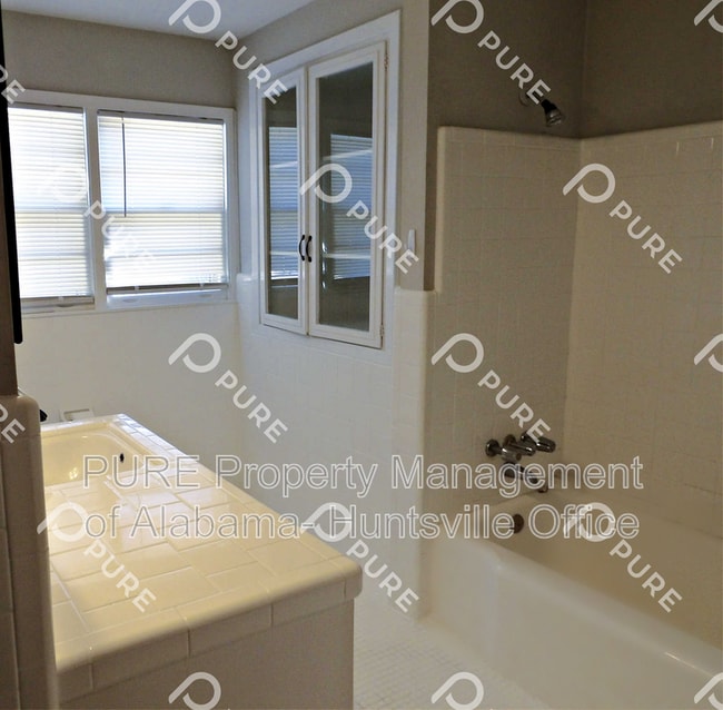 Building Photo - 1003 Heard Ct SE