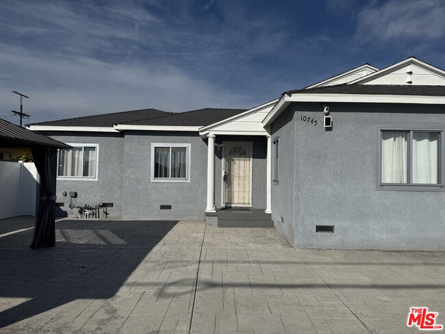 Building Photo - 10745 Saticoy St