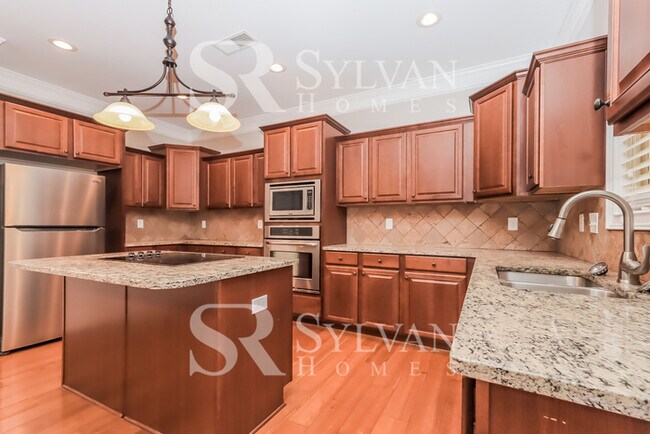 Building Photo - Immaculate 5 BR, 4.5 BA home is awaiting n...