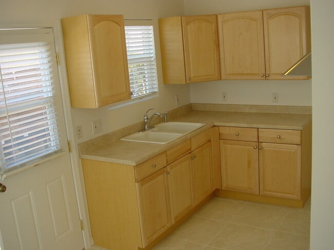 Building Photo - 1547 Del Amo Blvd