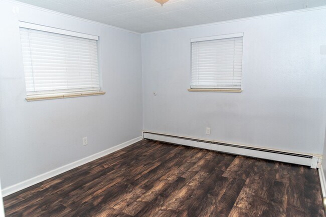 Building Photo - Top-Right Remodeled 2BR/1BA 4-Plex Unit + In-Unit W/D — $0 January Rent (Rent Due 2/1/26)