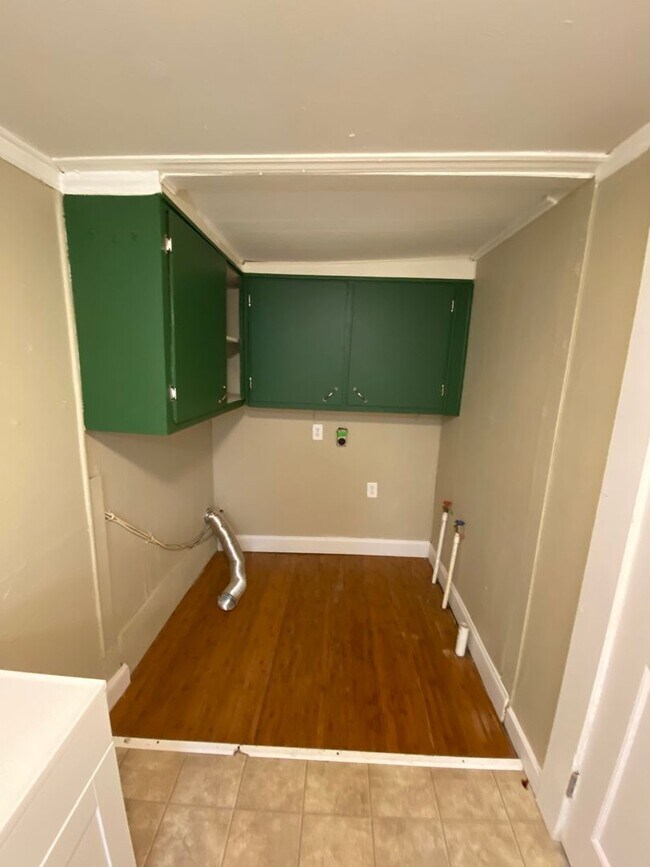 Building Photo - 1404 Rosewood Ln