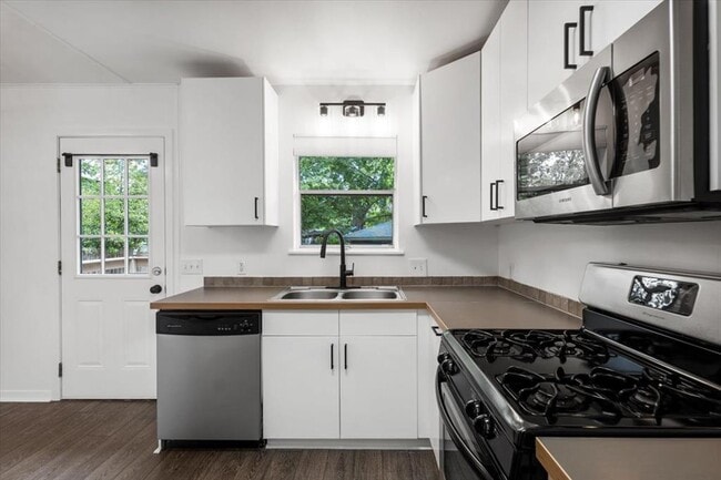 Building Photo - 1717 Bluebonnet Ln