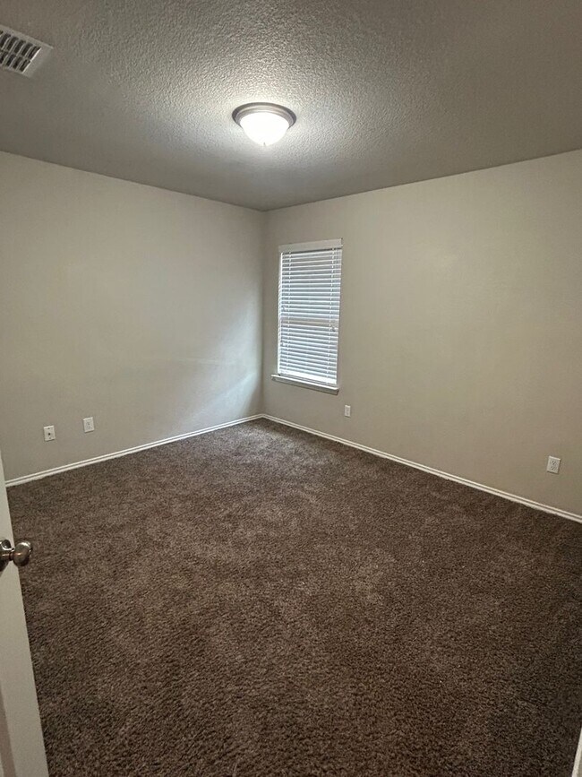 Building Photo - Newer Built 3 Bedroom Home