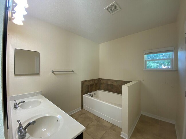 Building Photo - 2851 Moonstone Bend