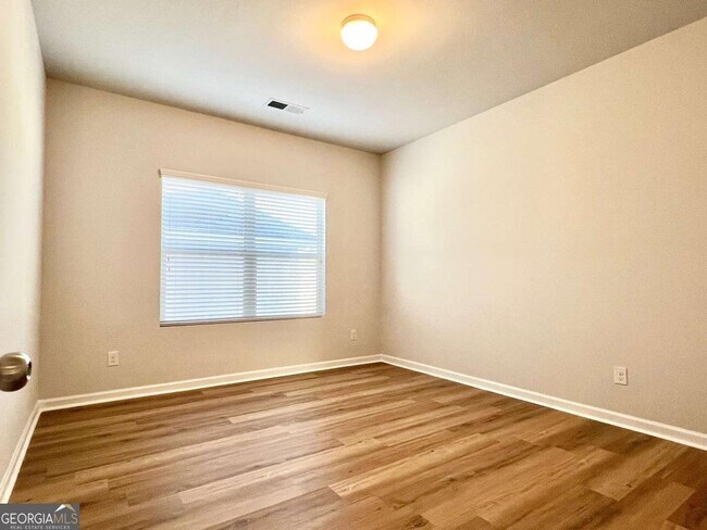 Building Photo - 370 Broadmoor Dr