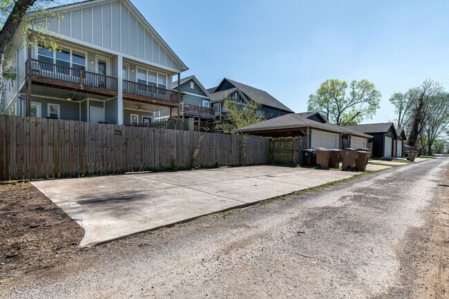 Building Photo - 1825 11th Ave N