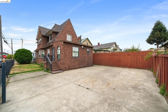 Building Photo - 2804 Adeline St