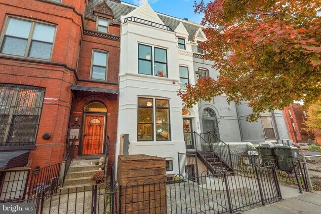 Building Photo - Modern 3BR/3BA Shaw Penthouse with Two Private Decks