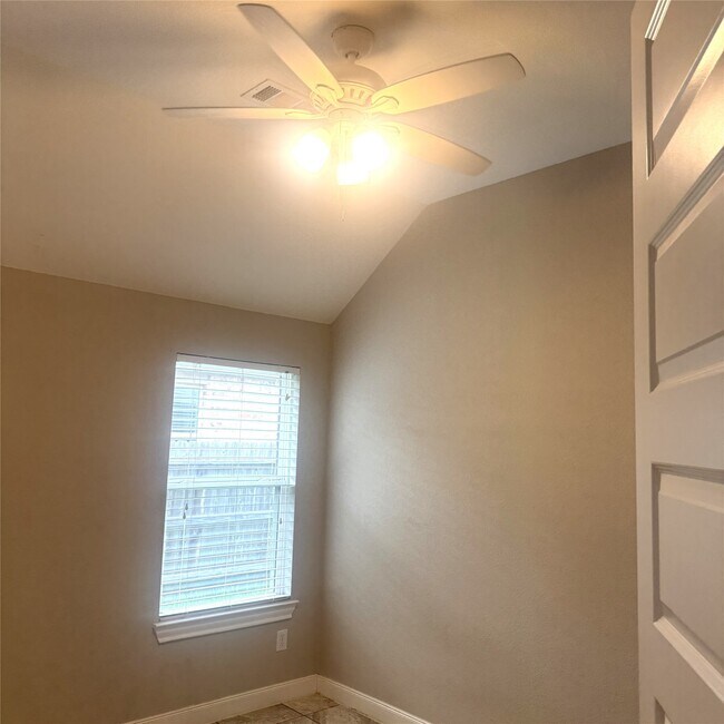 Building Photo - 10023 Hickory Trail Ln