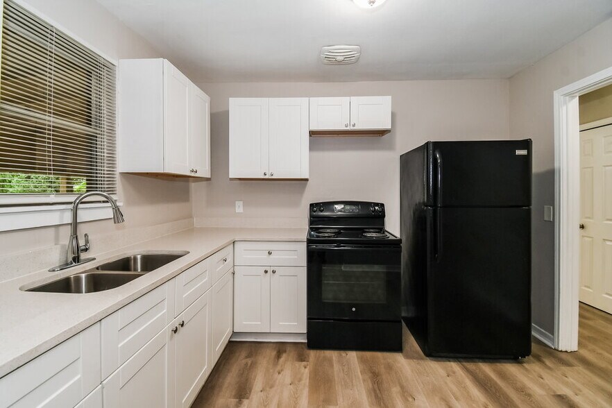 Building Photo - 7258 Greenway Dr