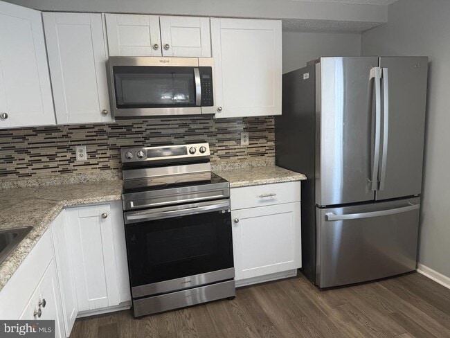 Building Photo - 8910 Pembrook Woods